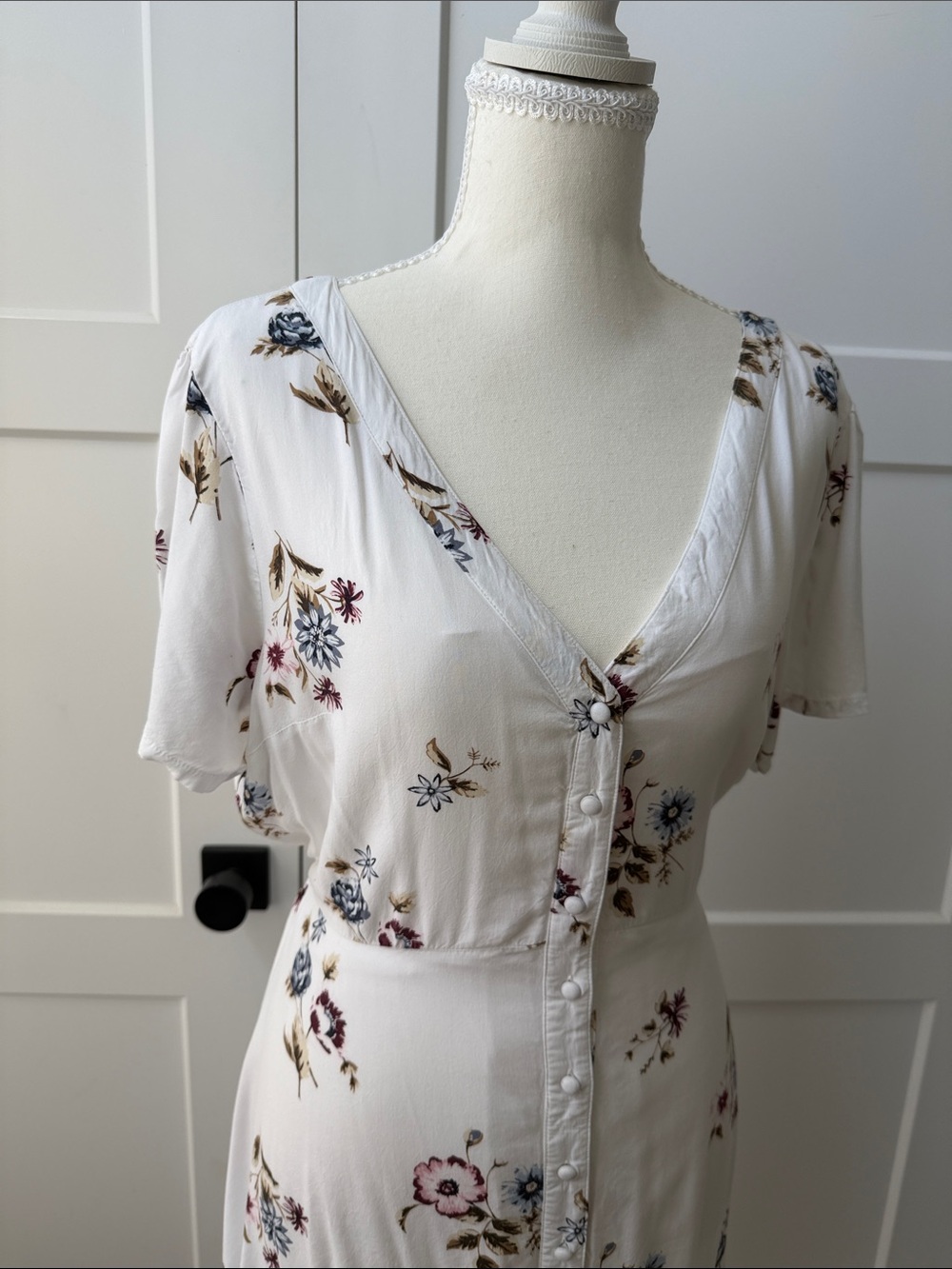 Abercrombie and Fitch White Floral Button-Front Mini Dress - Picture 3 of 8